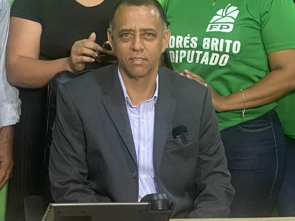Ex precandidato a diputado, Andrés Brito, renuncia de la Fuerza del Pueblo; se espera pase al PRM
