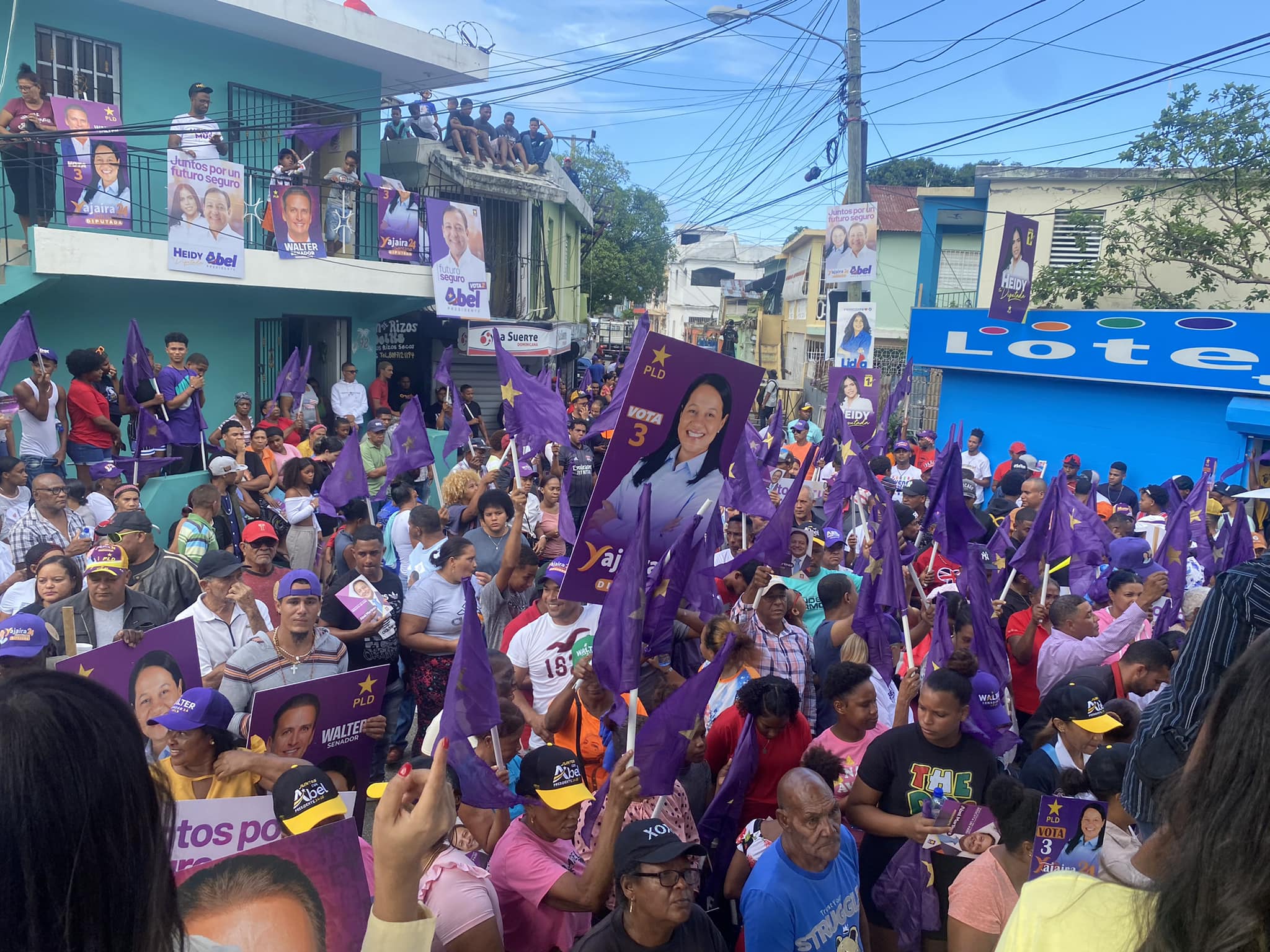 Miles de peleledeistas se dieron cita a la concentración que encabezaron este lunes Abel Martínez y Walter Musa