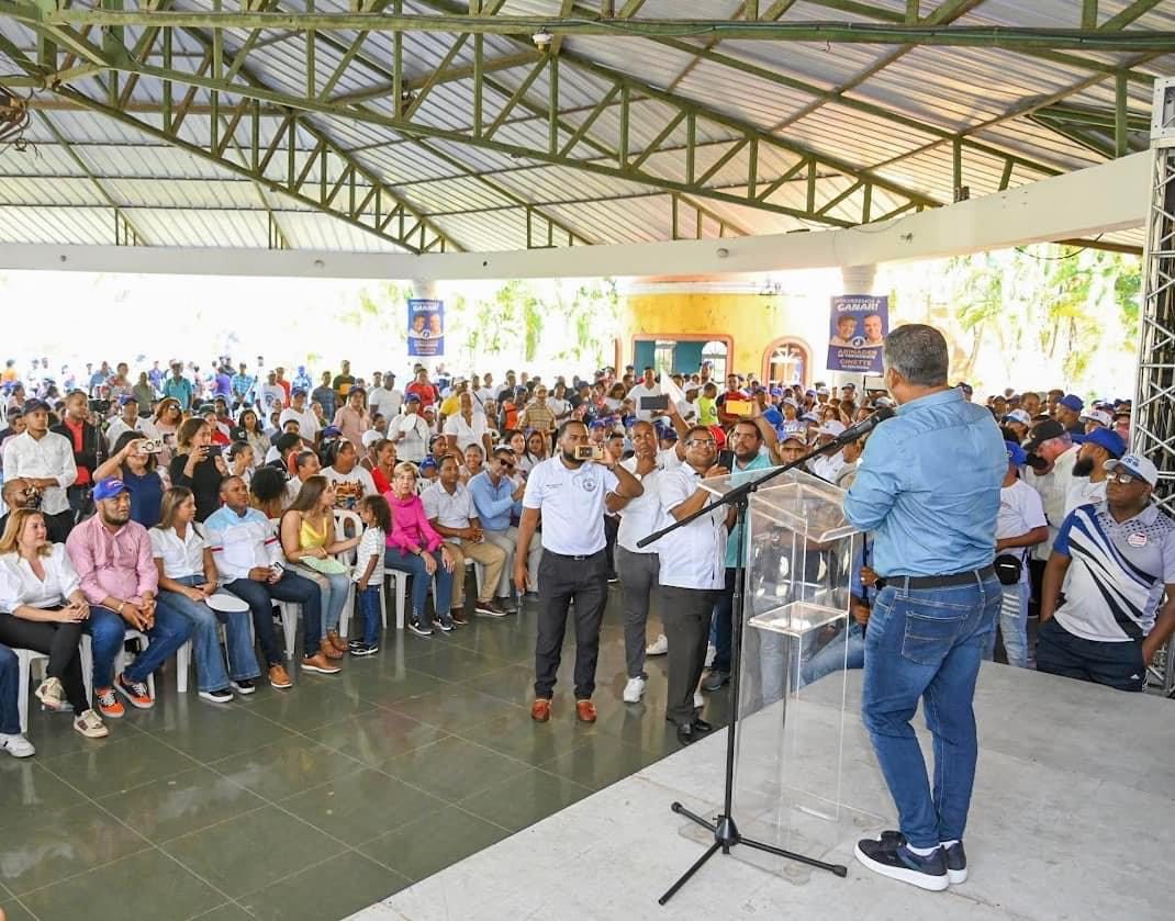 Atahualpa Paulino juramenta en apoyo al Presidente Luis Abinader en un evento multitudinario en Puerto Plata