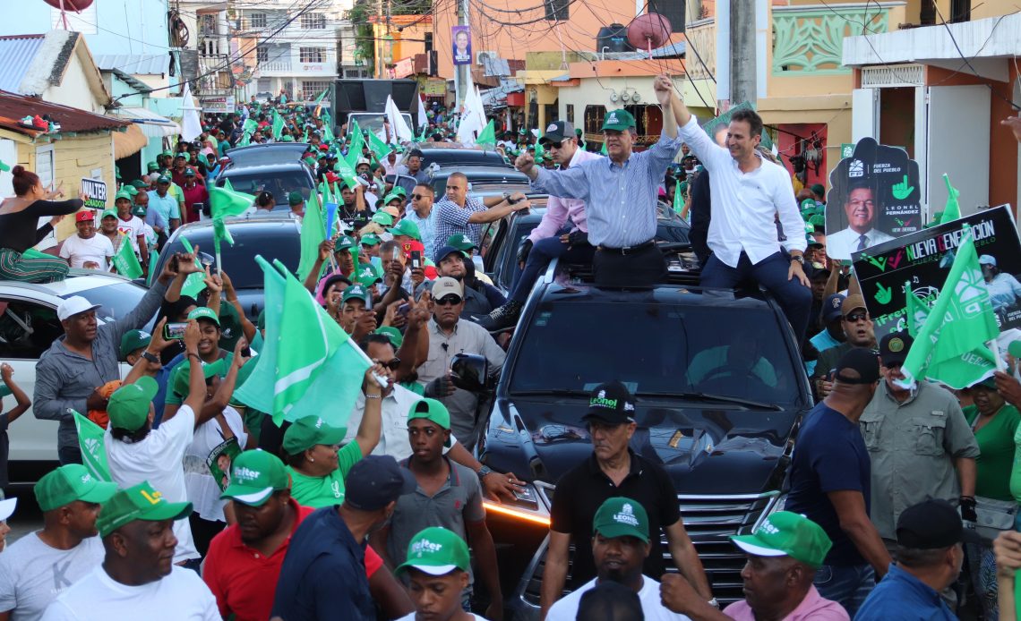 Leonel Fernández realiza caravana en Puerto Plata