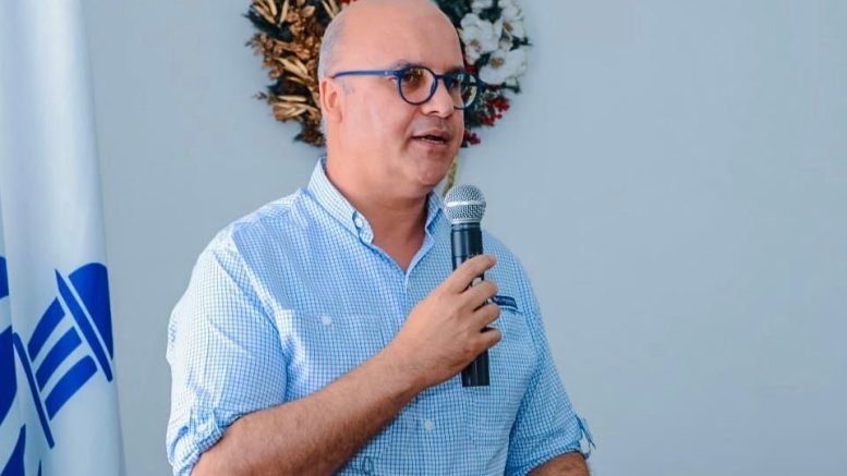 Igor Rodríguez escucha pedido de señora invidente de Luperón; Gobierno reparará su vivienda