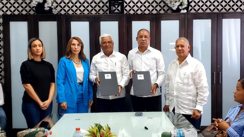 El Gobierno entrega 100 tareas a ganaderos de Puerto Plata; 25 para cementerio de Montellano
