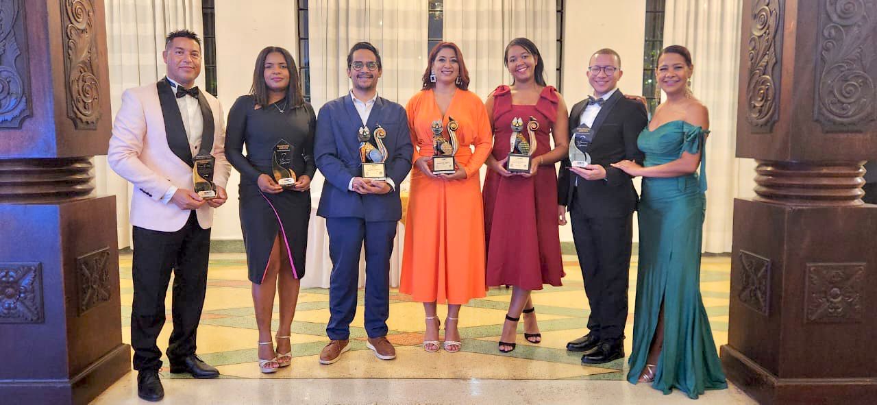 Plus Magazine recibe reconocimiento internacional en los premios pasaporte abierto