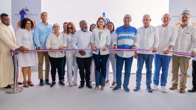 Vicepresidenta Raquel Peña y ministro Deligne Ascención inauguran carretera Gurabito de Yaroa en Yásica