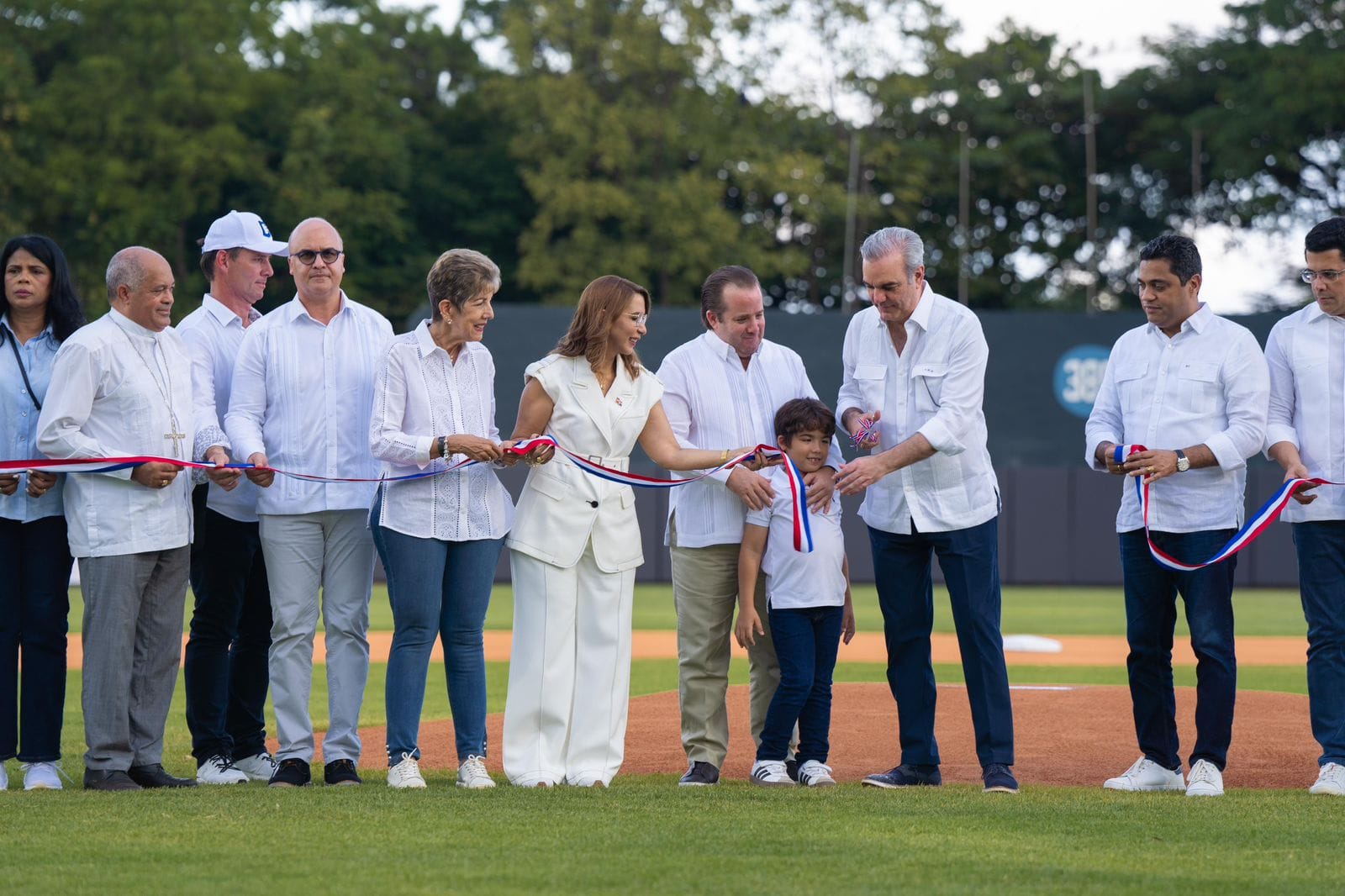 Presidente Abinader entrega de remozado Estadio José Briceño de Puerto Plata luego de décadas de abandono