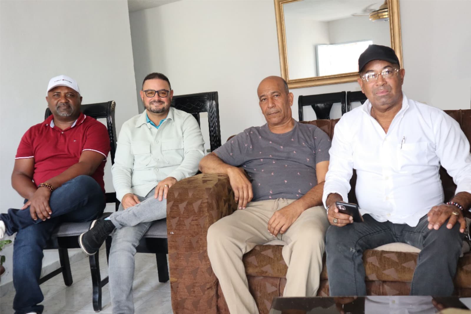 Director de CORAAPPLATA socializa problemáticas con comunitarios de Montellano