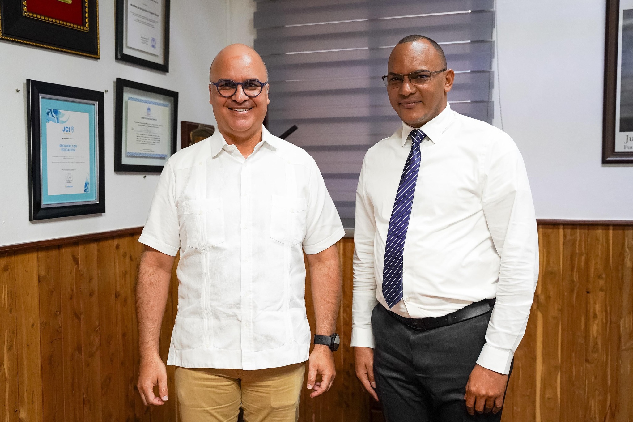 Dirección regional de educación y el IDAC hacen acuerdo becas para estudiantes sobresalientes