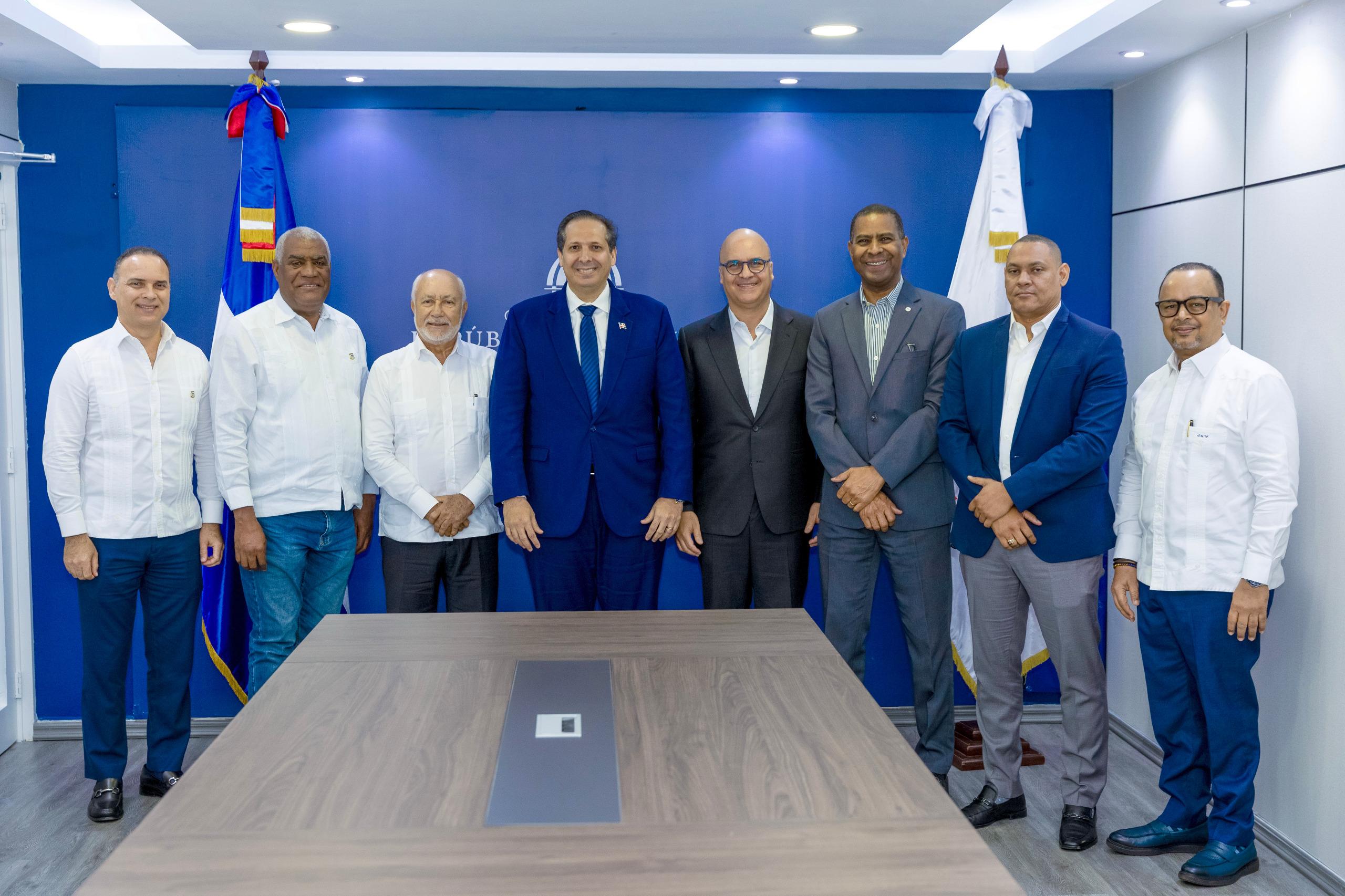 Ministro de Salud juramenta a Tommy Durán como nuevo director general de CORAAPPLATA