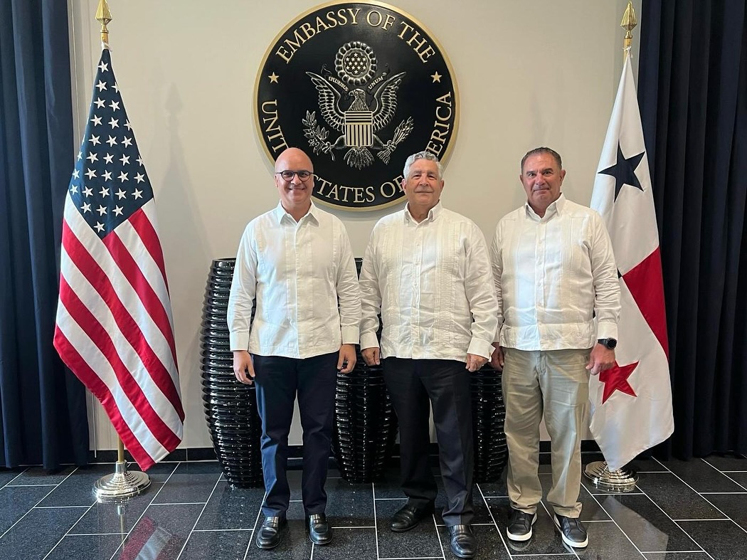 Director general IDAC trata temas de interés para sistema aeronáutico RD, con director de la Oficina Hemisférica FAA