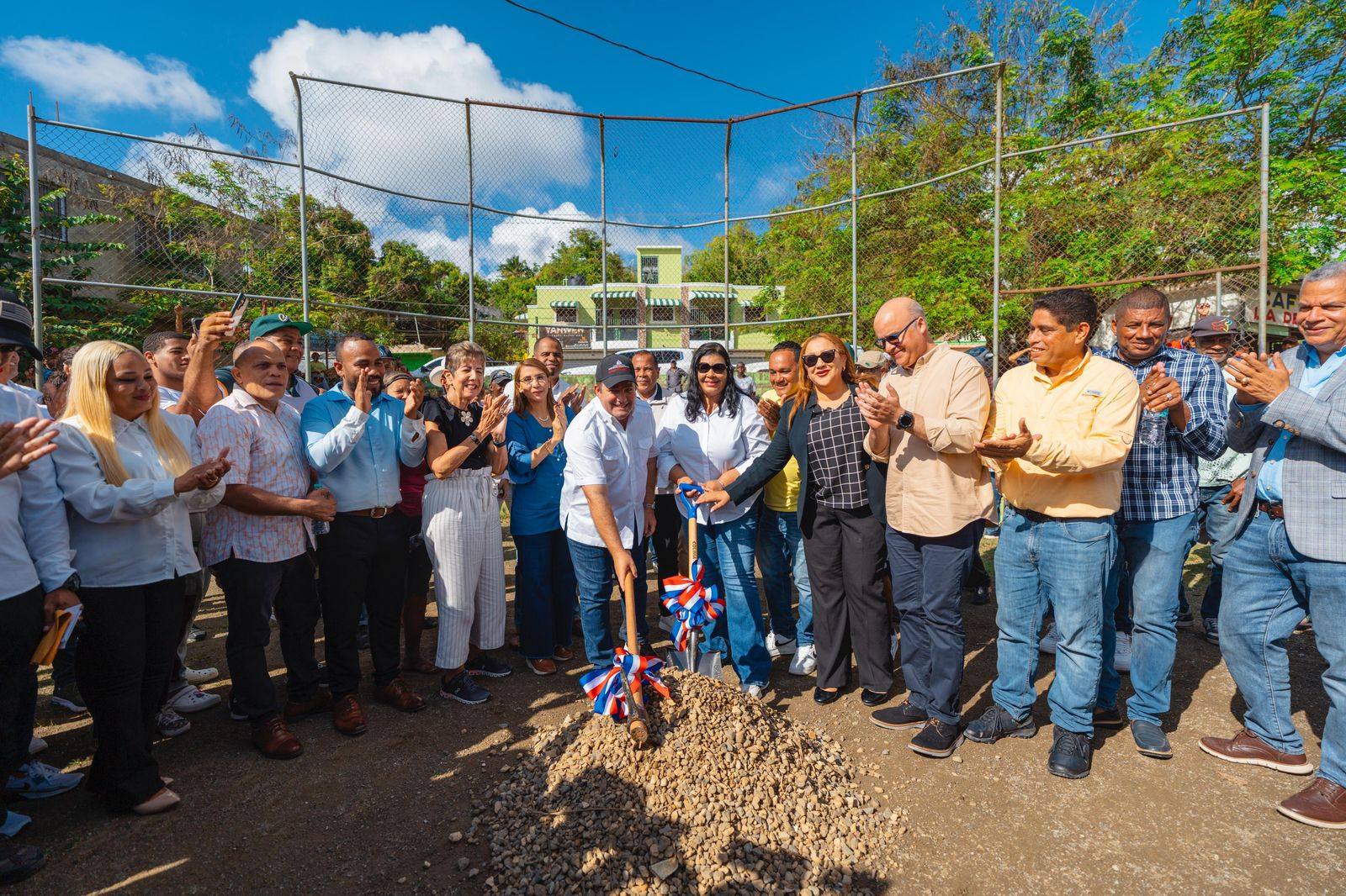 Ministro José Ignacio Paliza da primer picazo para la construcción del Parque Municipal de Béisbol en Imbert
