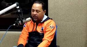 Detrás de la cabeza del Director de la Defensa Civil de Puerto Plata:  ¡CUESTE LO QUE CUESTE!”