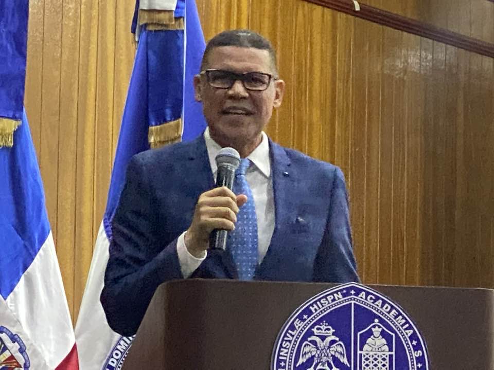 Ricardo Nieves destaca la compatibilidad entre ética y política en charla en la UASD