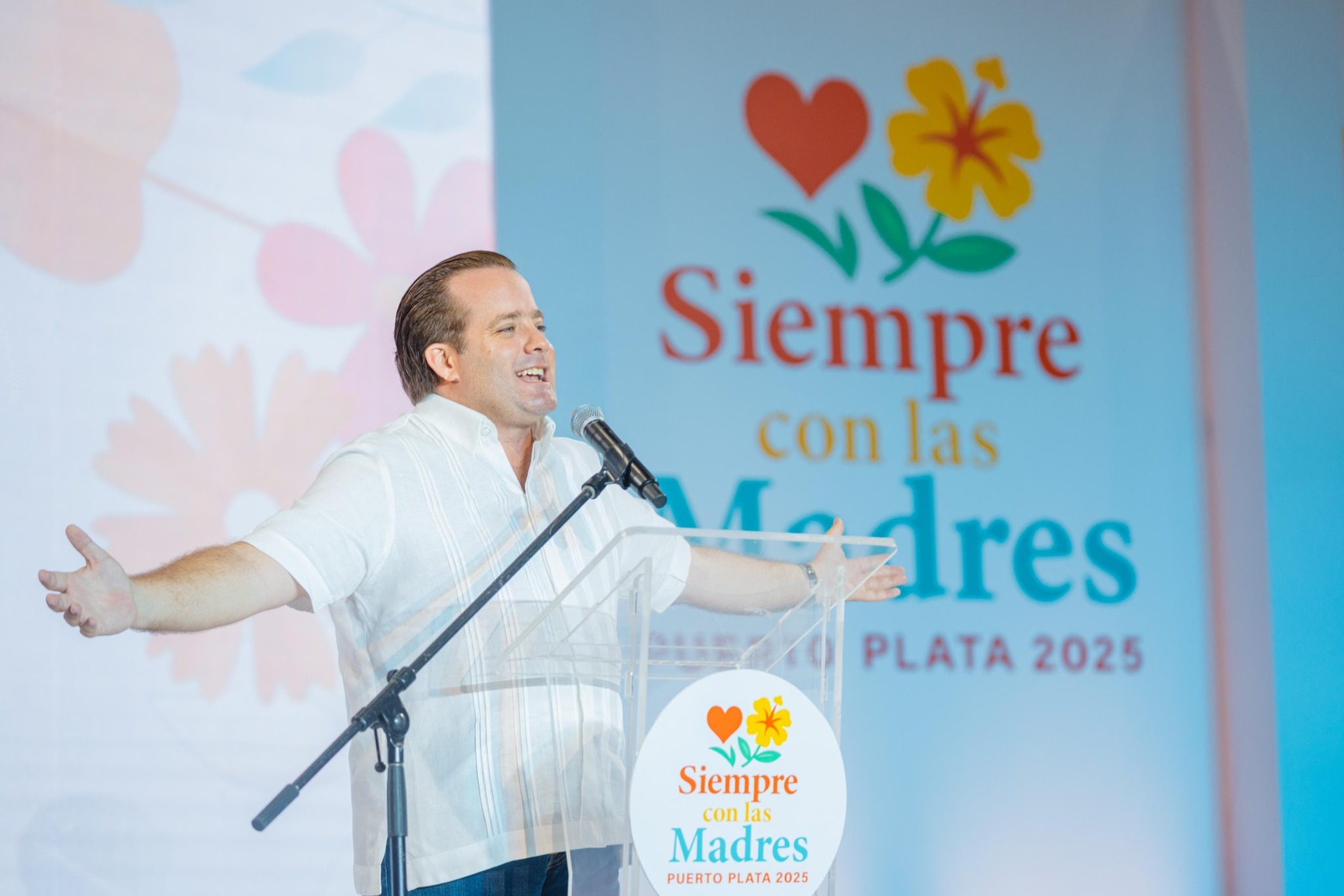 Miles de madres celebran una tarde llena de alegría en Puerto Plata junto a Paliza