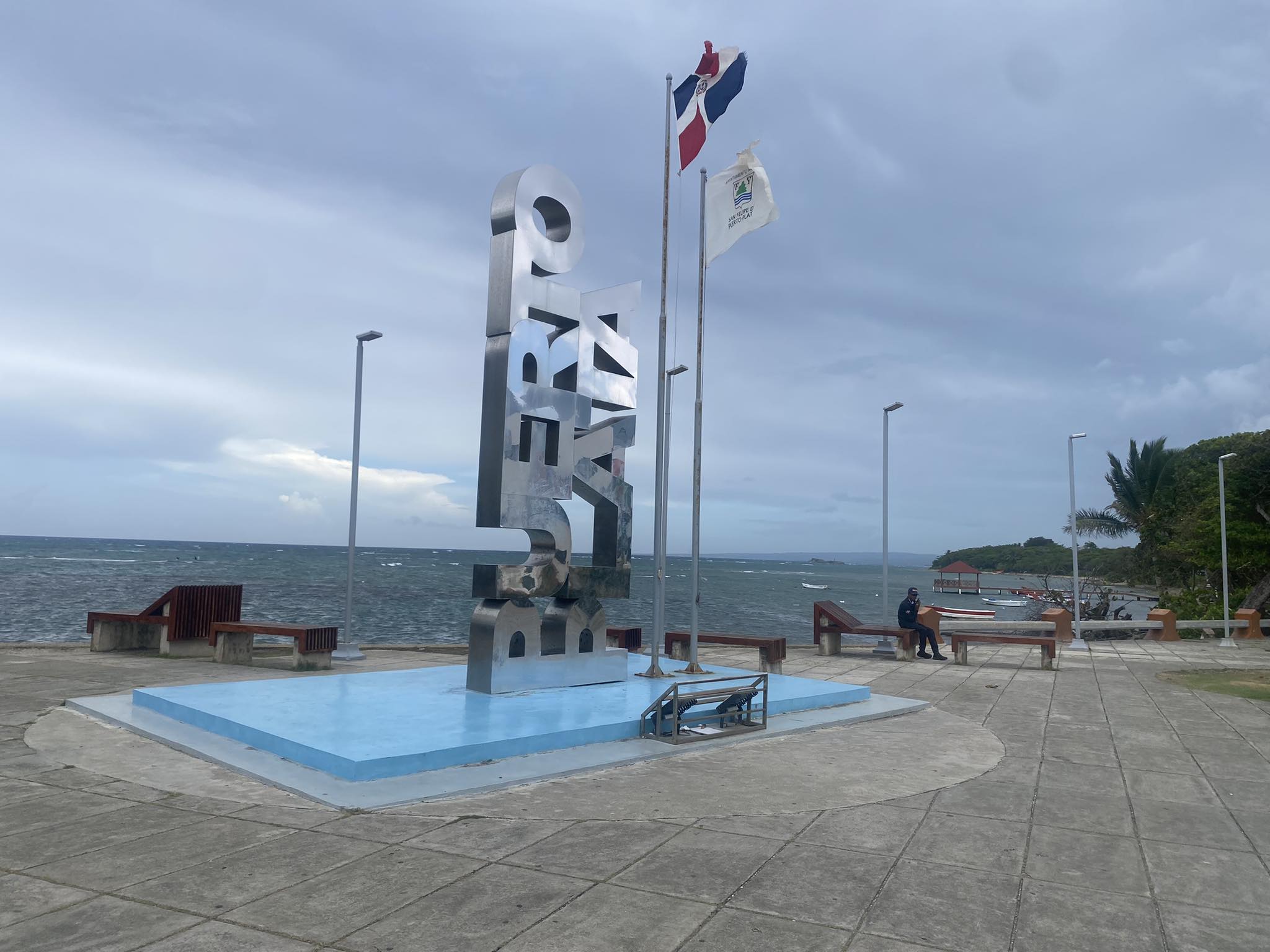 Sargazo descompuesto se acumula pegado al muro está detrás de Mirador Puerto Plata en malecón genera quejas de turistas