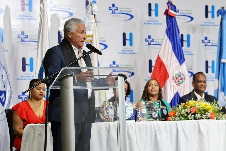 Centro Médico Bournigal promueve 12 nuevos especialistas en Medicina Interna y Emergenciología en su Doceavo acto de finalización