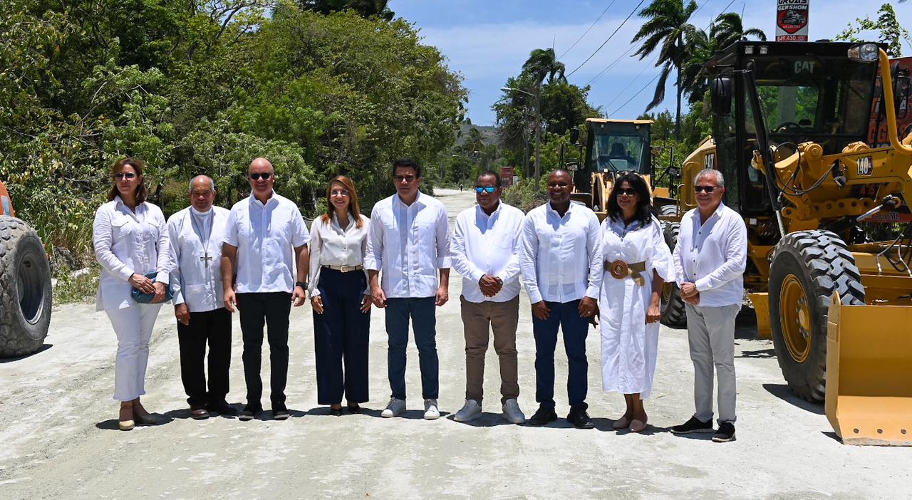 Ministro Collado deja iniciados trabajos reconstrucción vía acceso playa Teco, Puerto Plata