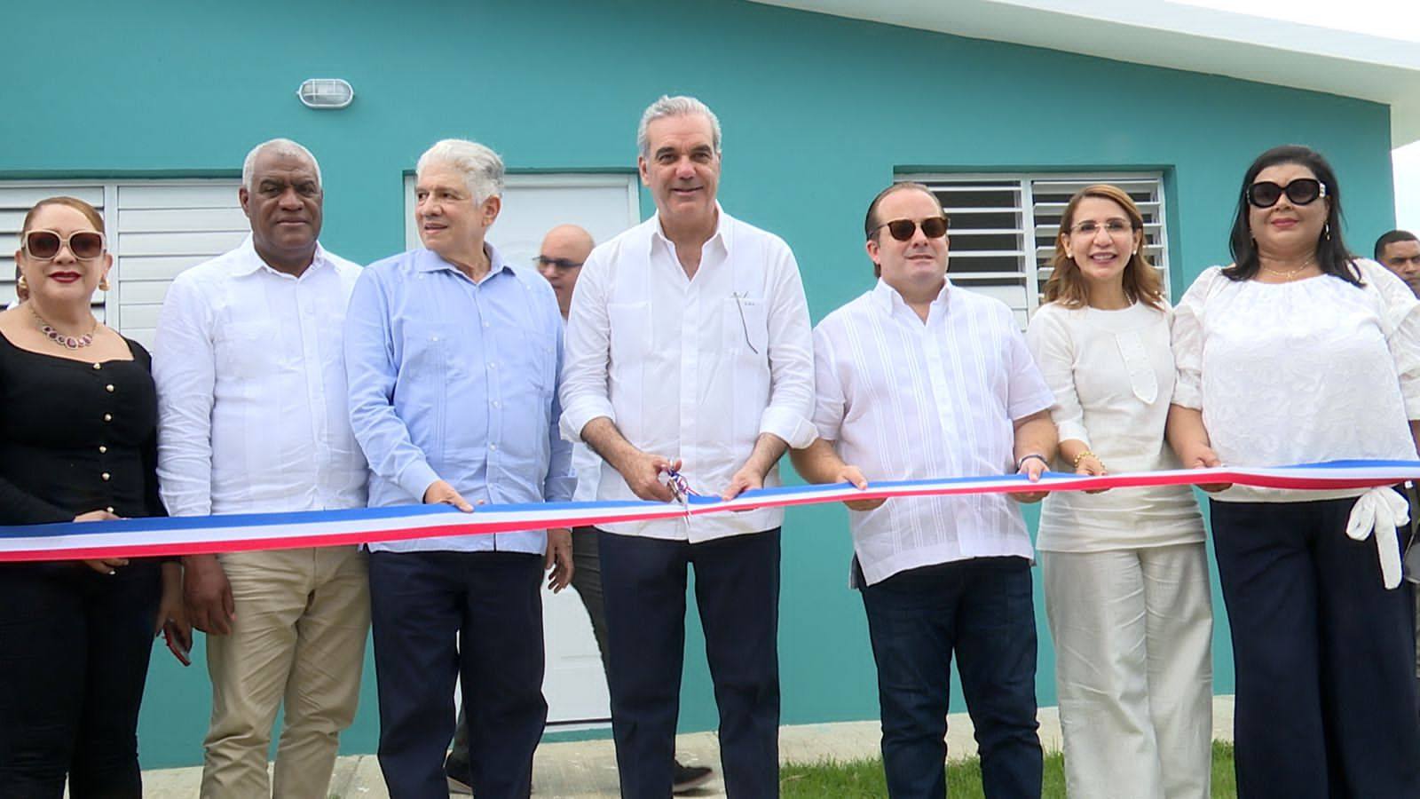 Con la entrega de 70 viviendas, presidente Abinader transforma la vida de familias desalojadas en el sector Kosovo de Imbert