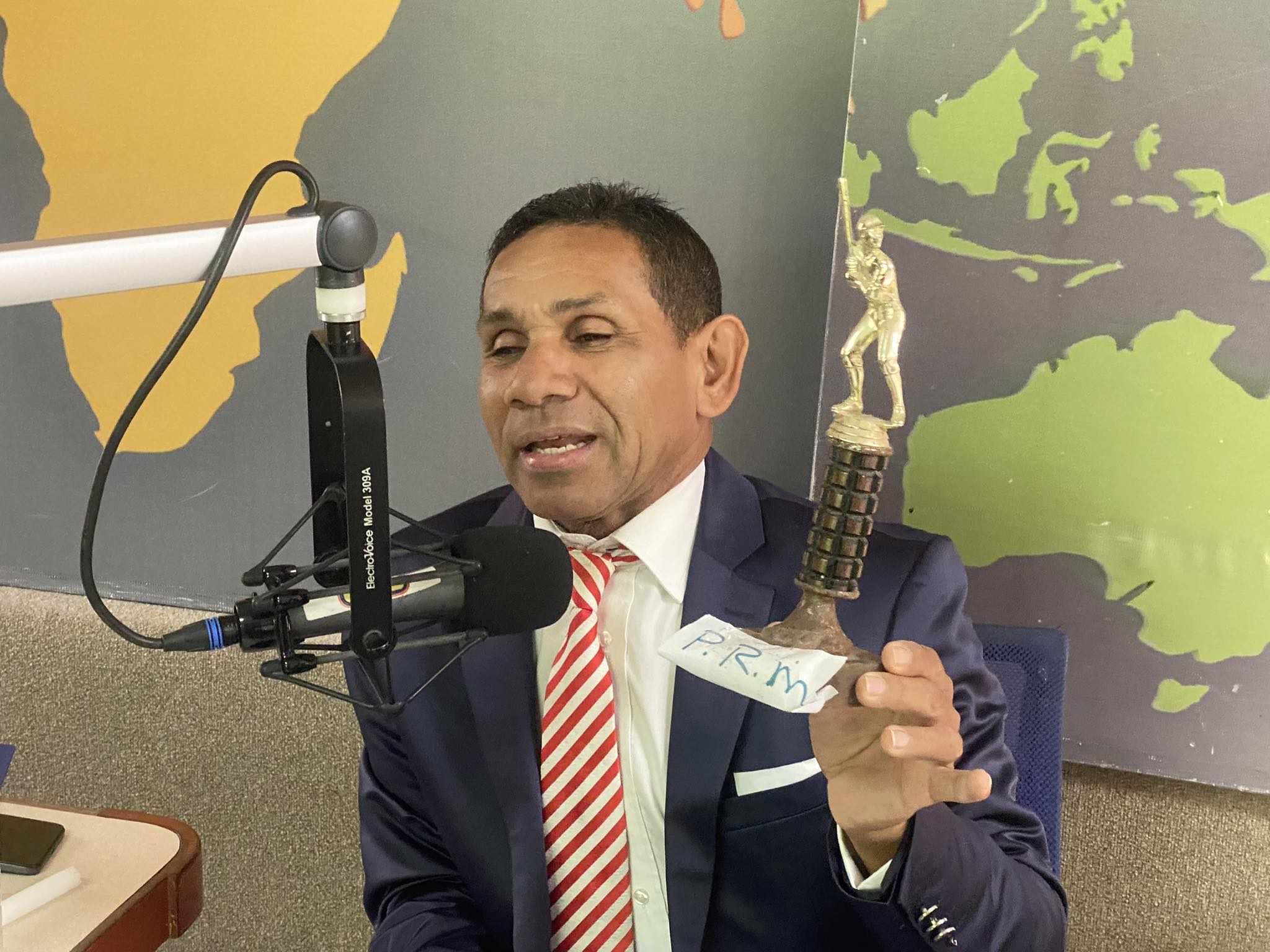 El Querido declaró y entregó un trofeo al PRM como campeón del endeudamiento público de todos tiempos en RD