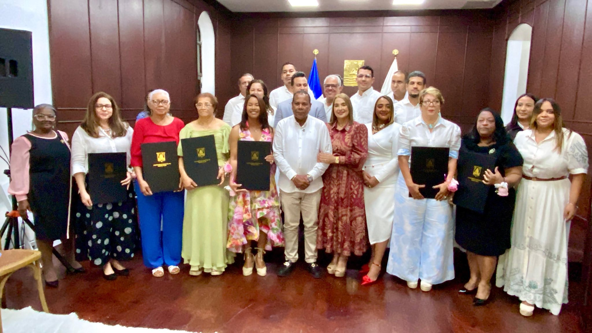 Ayuntamiento de Puerto Plata reconoce a descatas mujeres con los premios Antera Mota