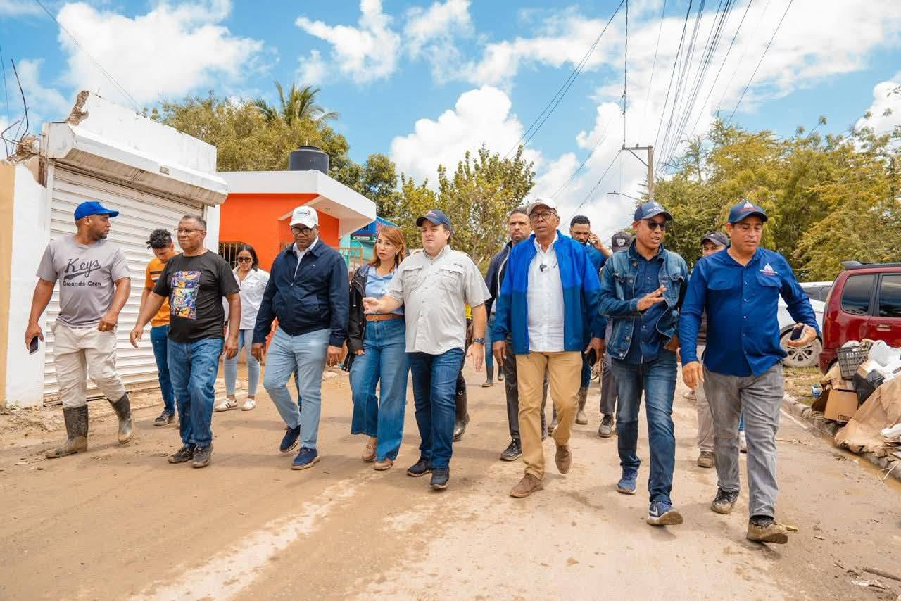 Paliza encabeza jornada social en Villa Montellano; garantiza auxilio a afectados y anuncia obras ante lluvias
