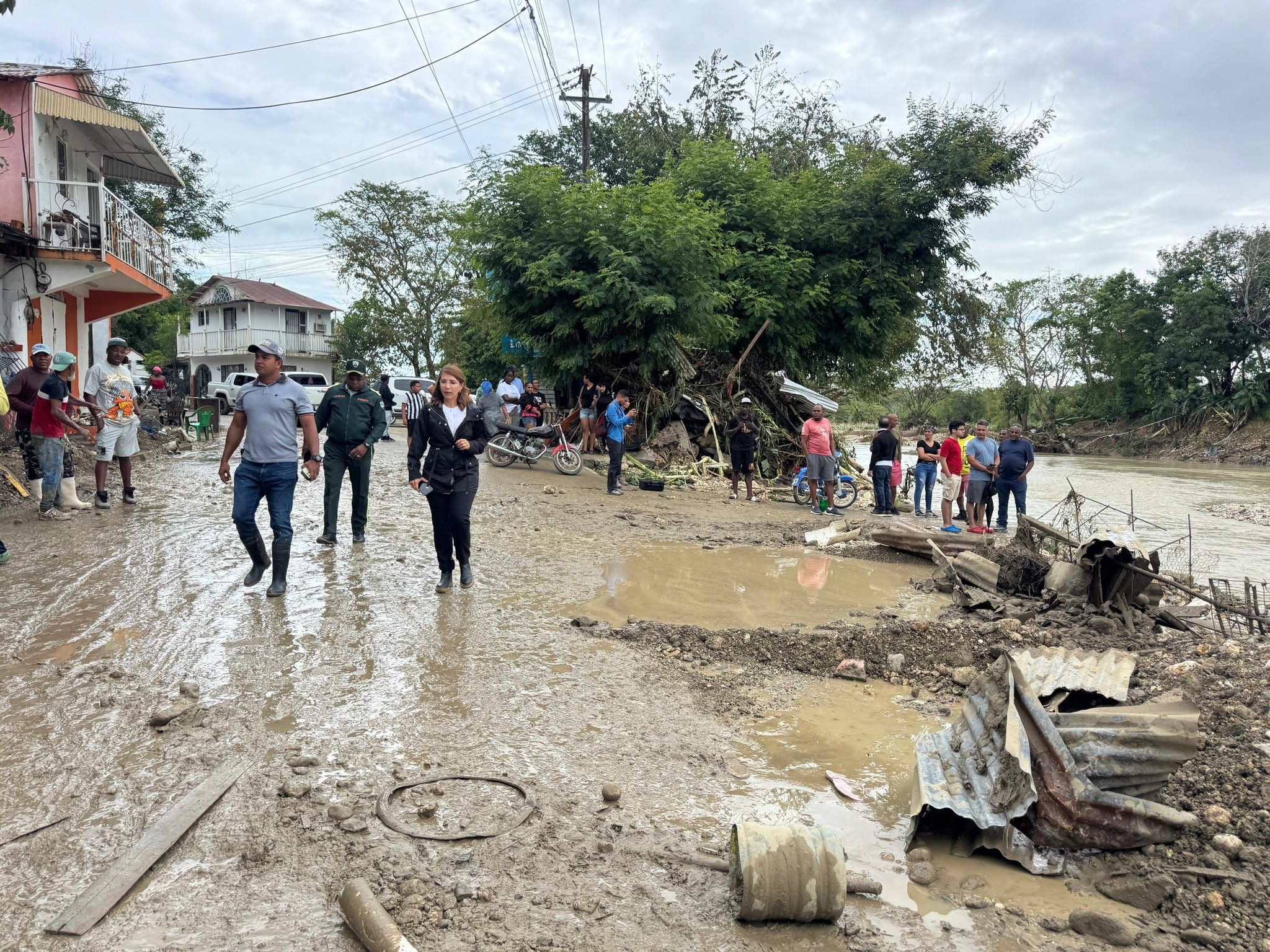 Gobernadora visita zonas afectadas en Villa Montellano, llevando solidaridad y acciones concretas a la comunidad