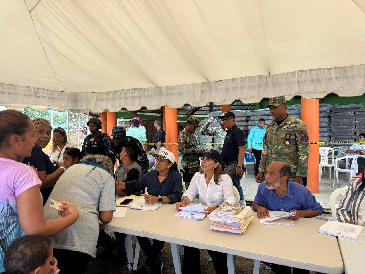 Gobernadora Claritza Rochtte encabeza entrega de ayuda tras daños por lluvias en Montellano