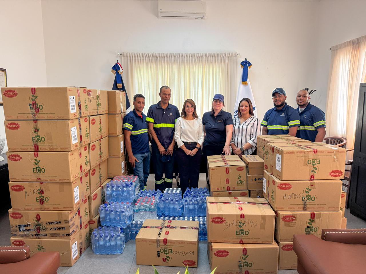 Gobernadora Claritza Rochtte recibe donación de Brugal para familias afectadas por lluvias