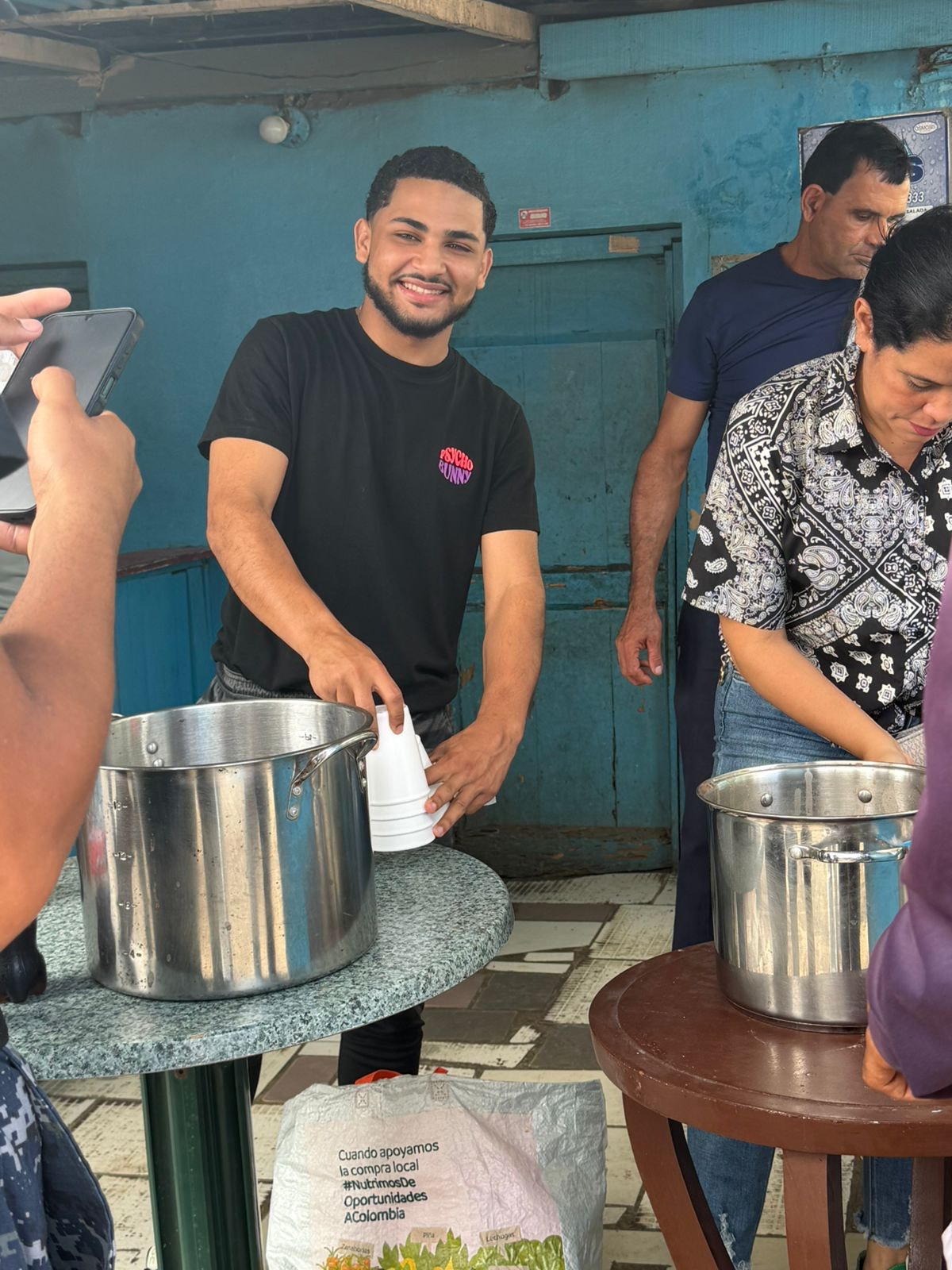 Amado Quiroz reafirma cercanía comunitaria con entrega de habichuelas con dulce