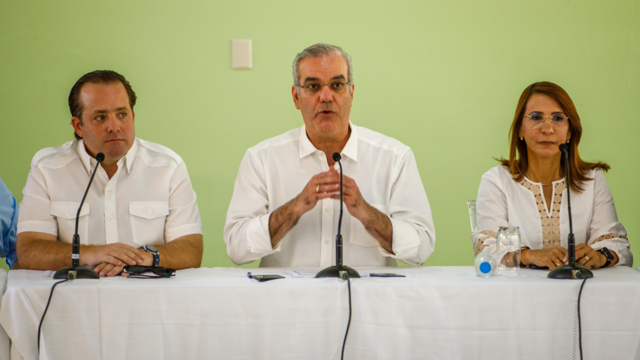Presidente Abinader anuncia construcción de 112 apartamentos para afectados por las lluvias en Villa Montellano