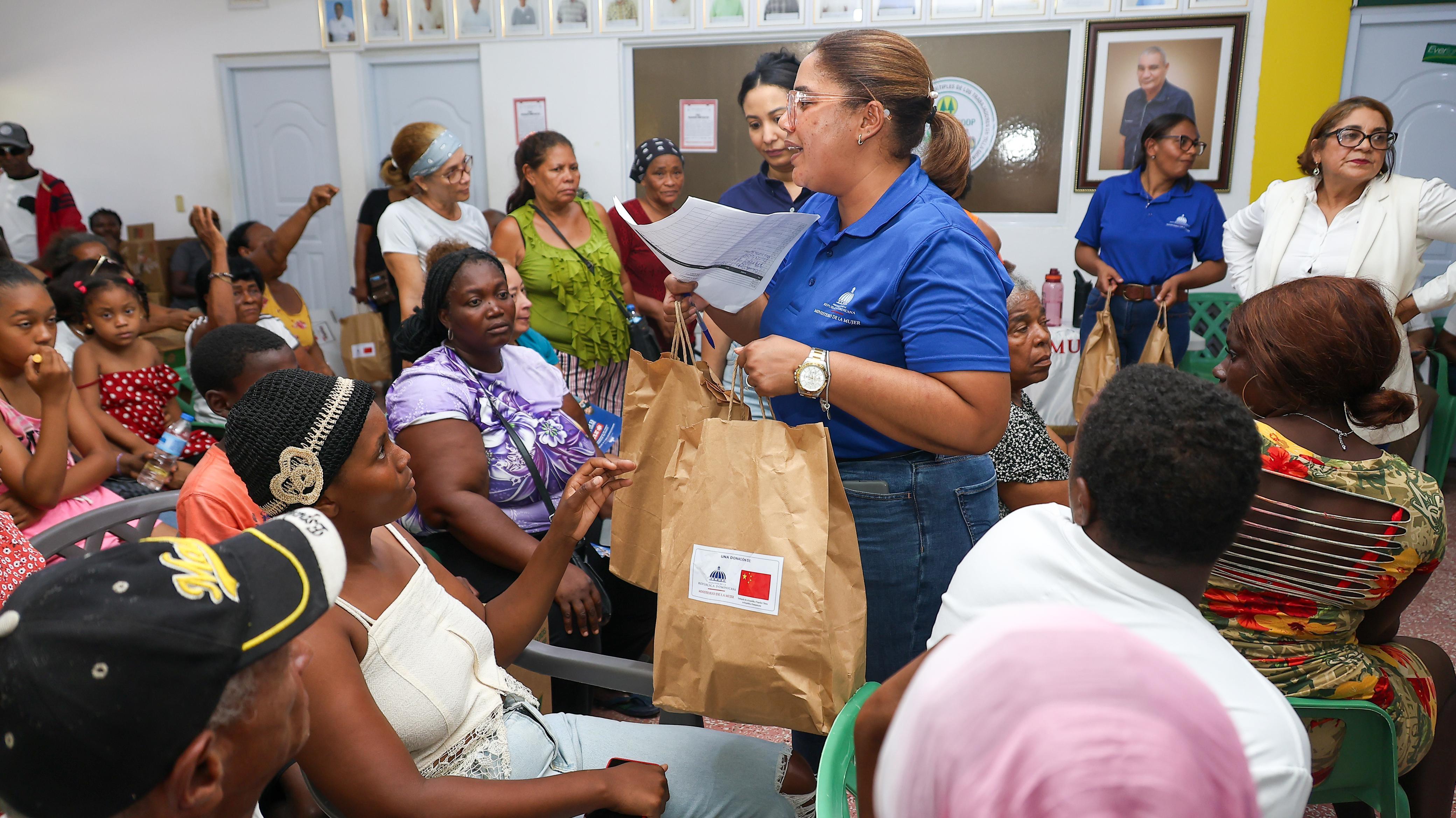 Ministerio de la Mujer y FEDA realizan exitosa entrega de kits de cuidado personal en Villa Montellano