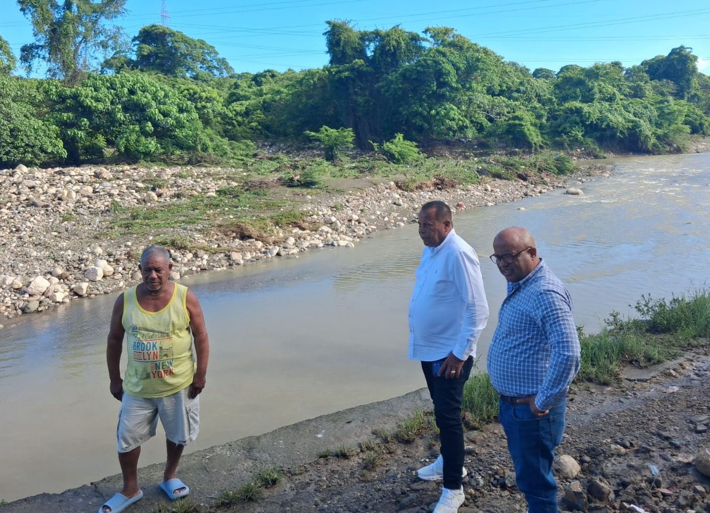 Alcalde Roquelito continúa sin descanso asistiendo comunidades afectadas por lluvias en Puerto Plata