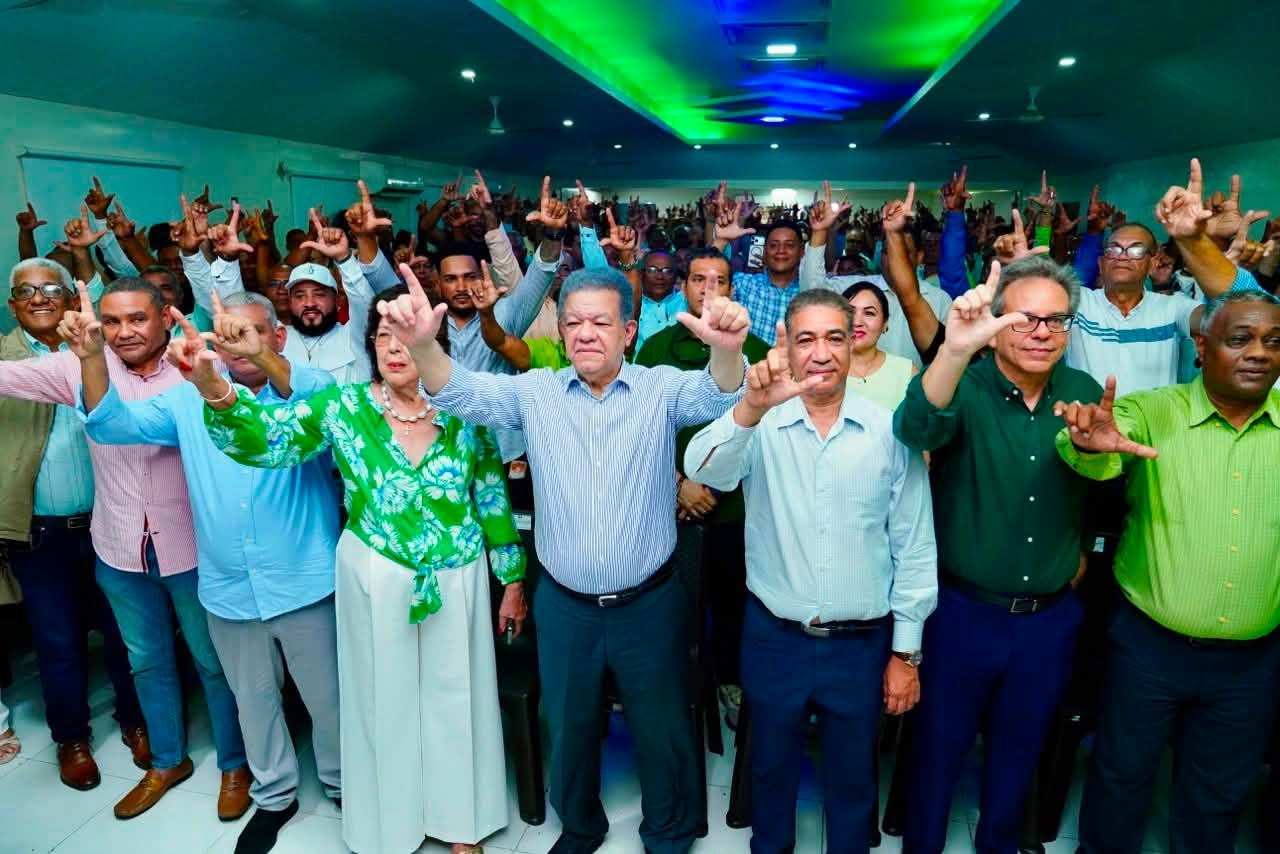 Leonel Fernández impulsa agenda de fortalecimiento político de Fuerza del Pueblo en Puerto Plata