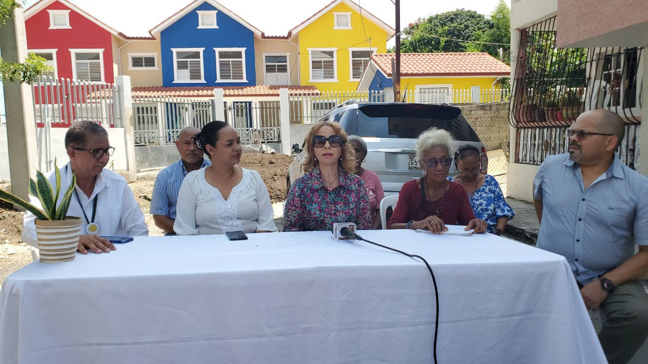 Residentes de la calle Los Naranjos de Los Cuetos, Puerto Plata rechazan entrada de estancia del Inaipi sea por esa urbanización