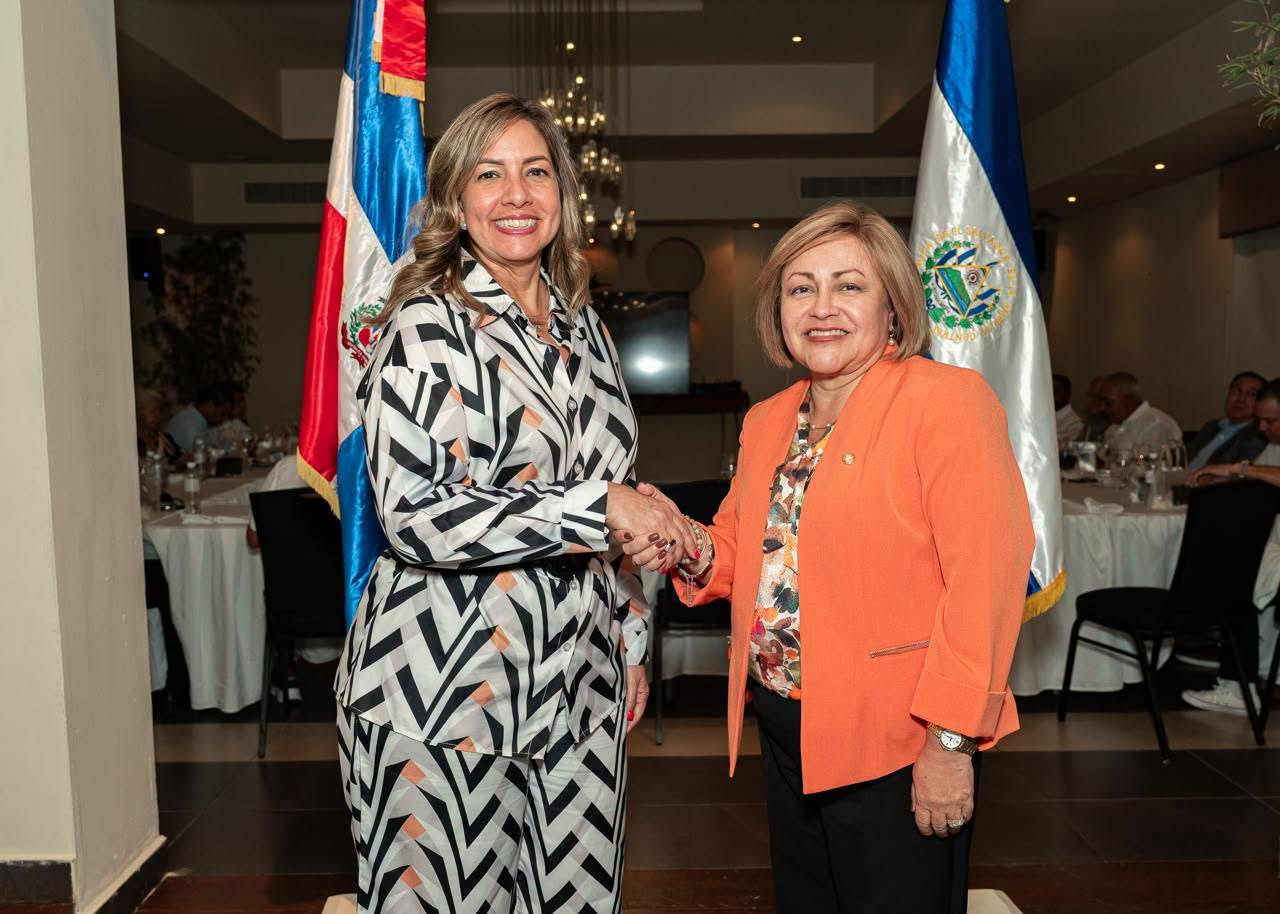 Embajadora de El Salvador visita Cámara de Comercio de Puerto Plata