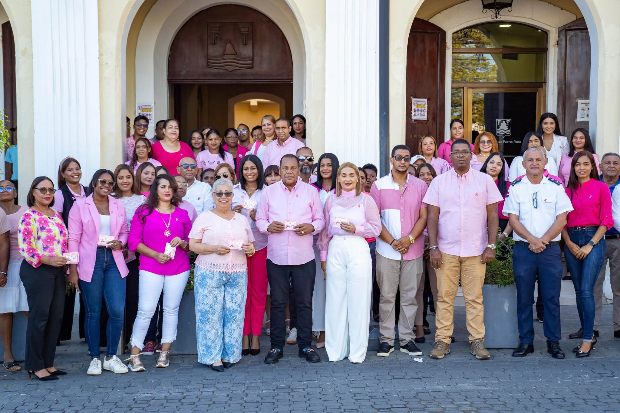 Ayuntamiento de Puerto Plata promueve la prevención del cáncer con entrega de pines al personal
