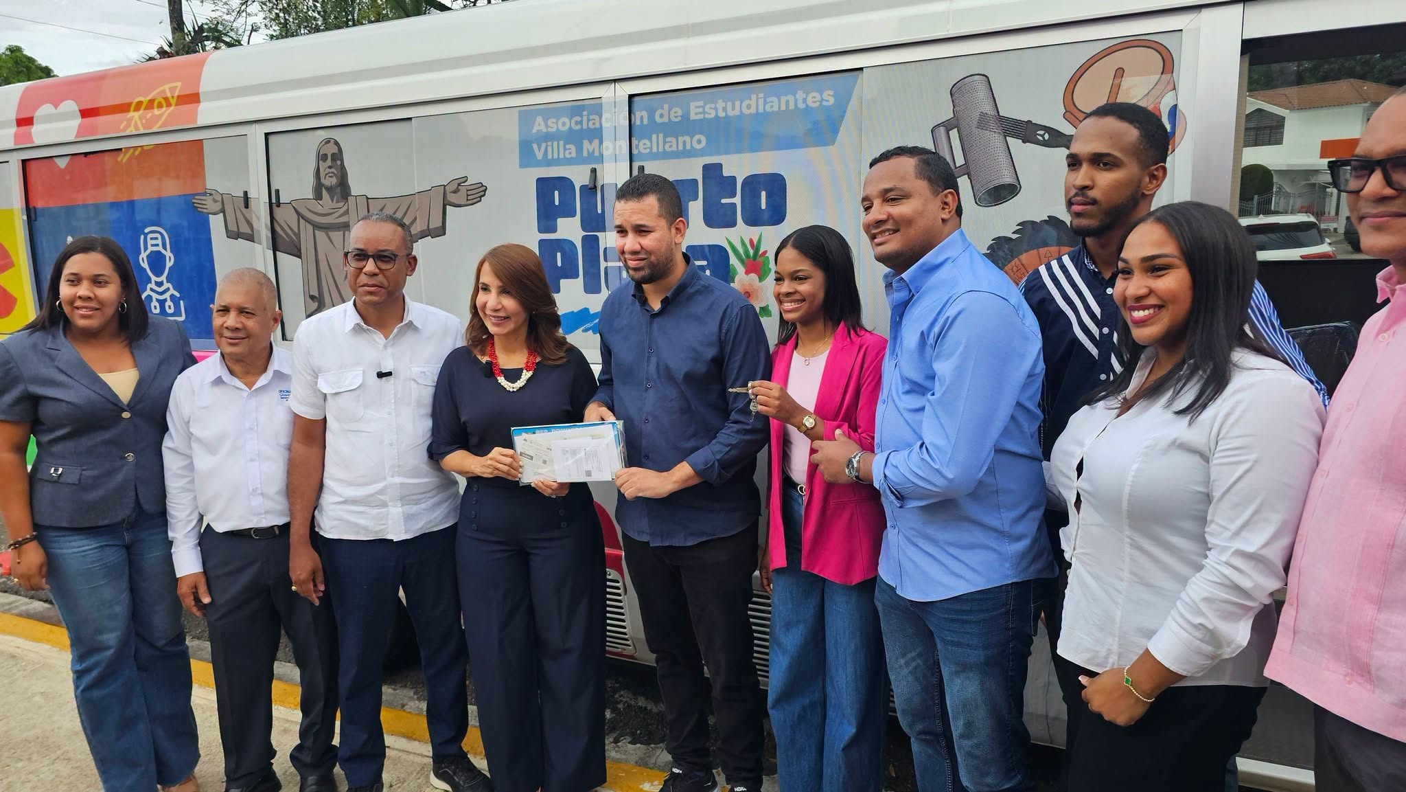 Villa Montellano recibe autobús para el transporte de estudiantes universitarios