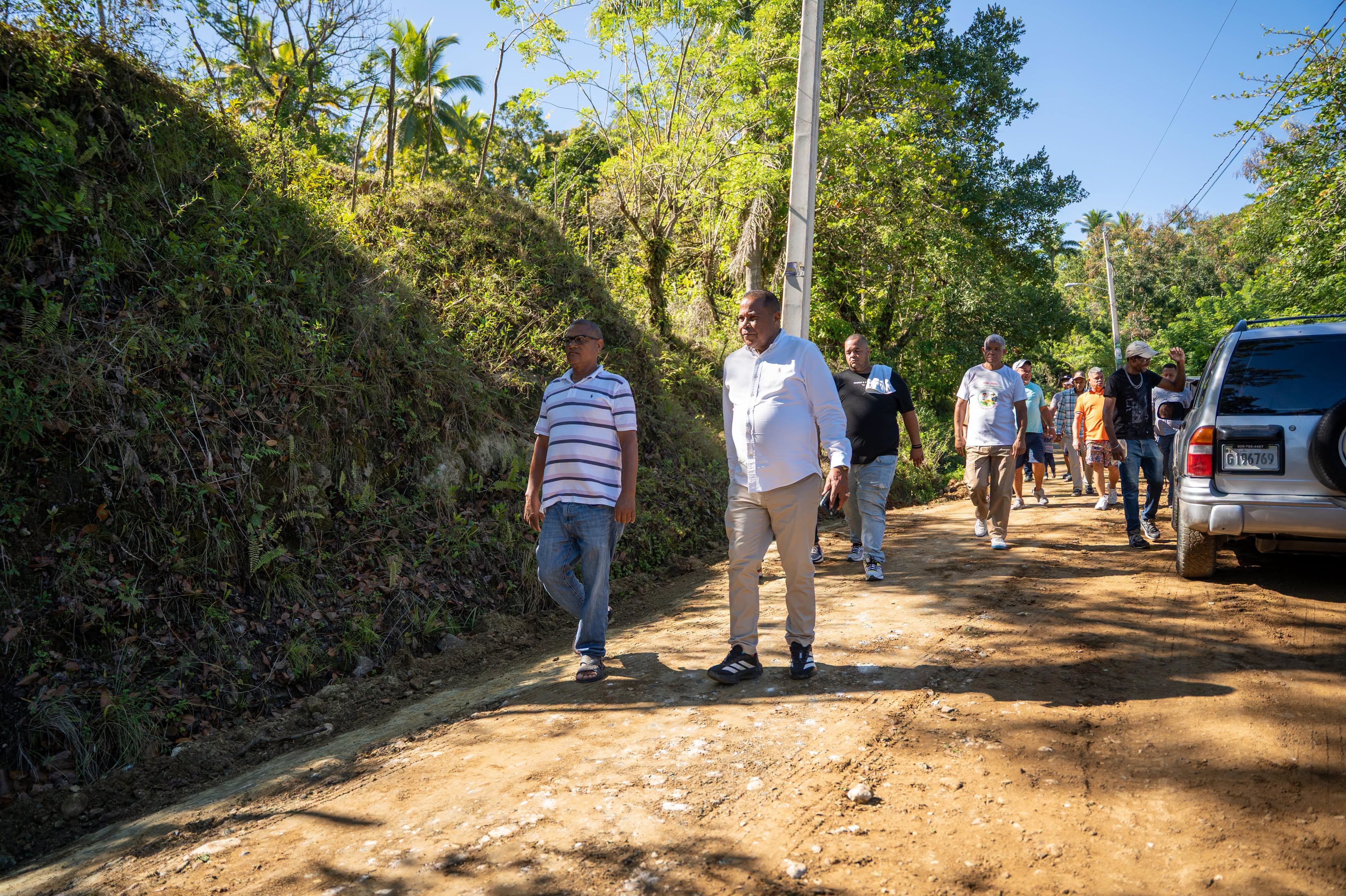 Ayuntamiento de Puerto Plata acondiciona caminos vecinales en San Piñé e inicia construcción de canaletas