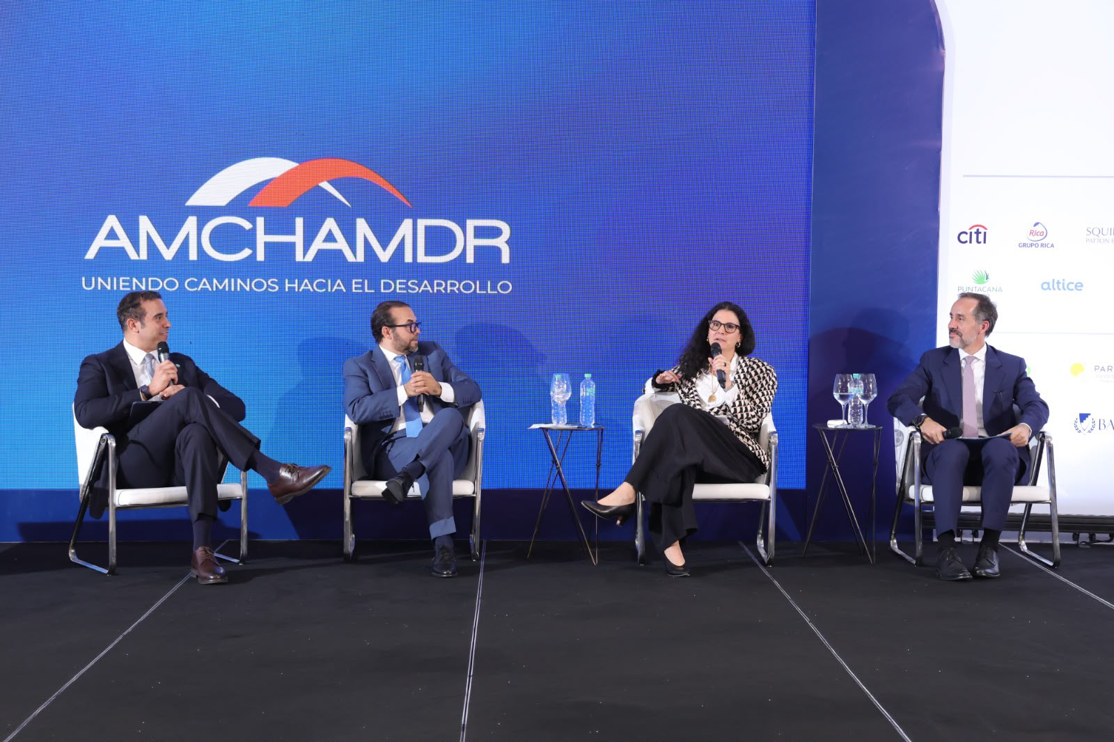 Líderes de INICIA presentan en AMCHAMDR su visión para transformar la educación dominicana