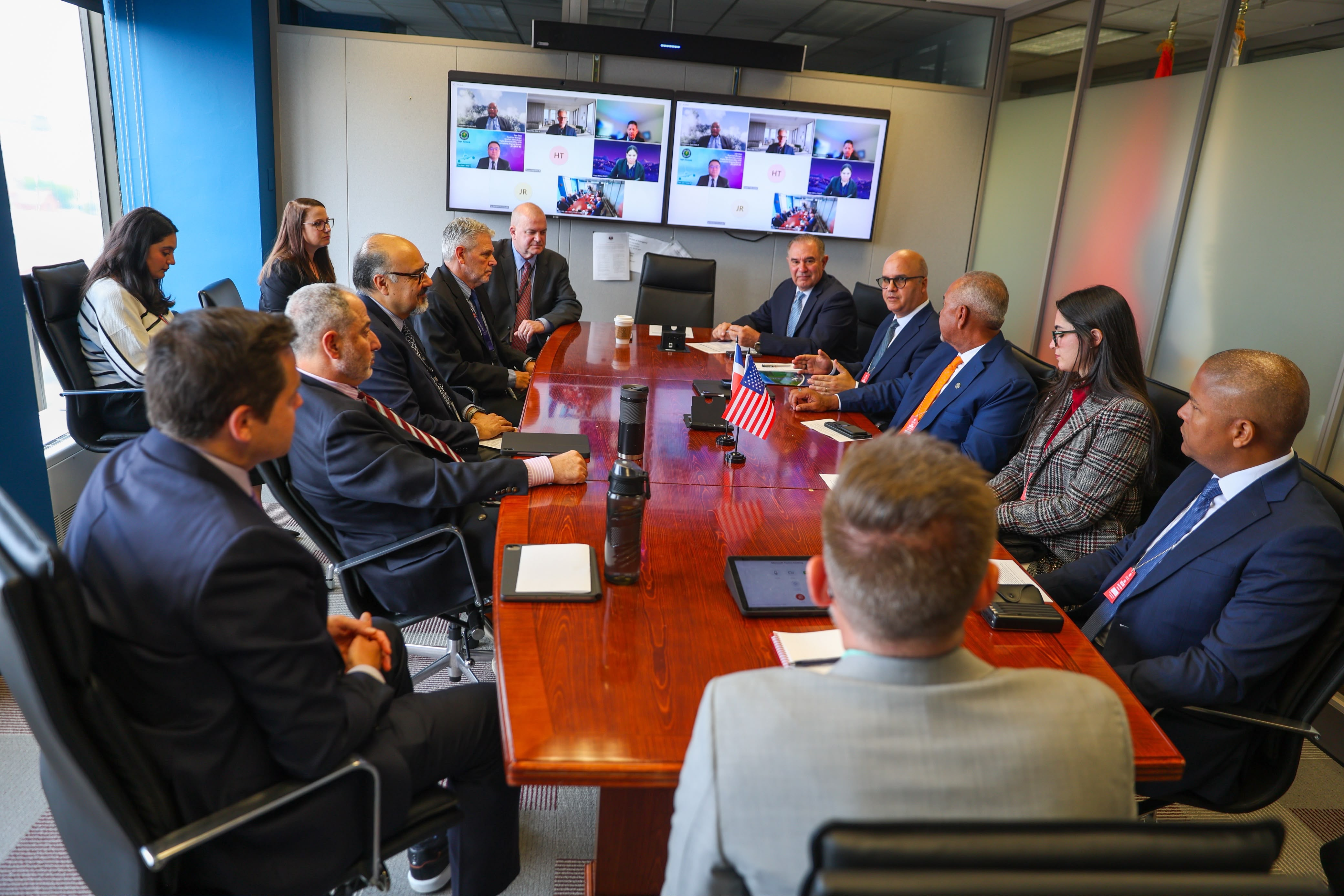 Igor Rodríguez muestra avances de la aviación civil dominicana en Washington