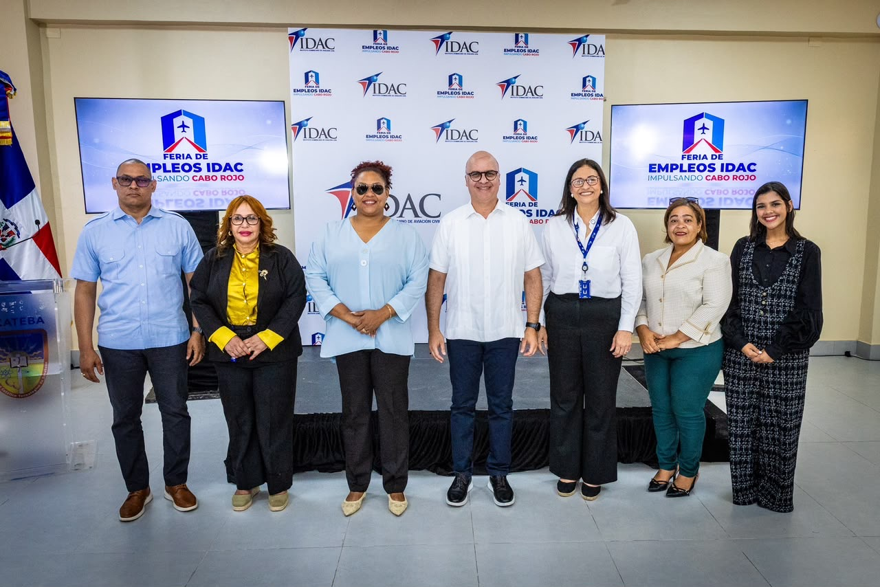 Cientos de jóvenes de la región Enriquillo acuden a la Feria de Empleos del IDAC en Pedernales